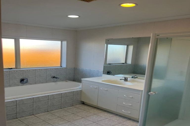 Photo of property in 14 Corta Bella Place, Golflands, Auckland, 2013
