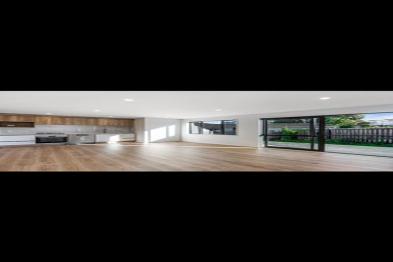 Photo of property in 2/6 Woodhouse Place, West Harbour, Auckland, 0618