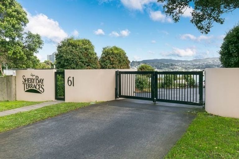 Photo of property in Shelley Bay Terraces, 3/61 Maupuia Road, Maupuia, Wellington, 6022