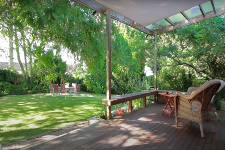 Photo of property in 100 Roberts Road, Te Atatu South, Auckland, 0610