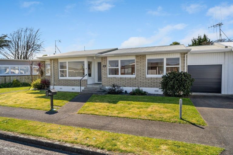 Photo of property in 55 Karaka Crescent, Levin, 5510