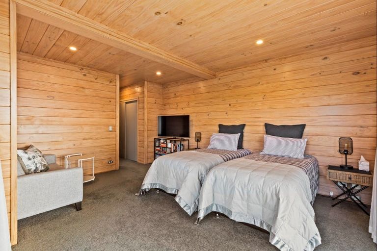 Photo of property in 42 Pohutukawa Avenue, Red Beach, 0932