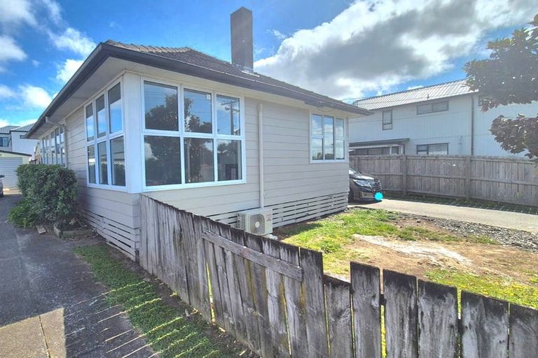 Photo of property in 20 Farnborough Crescent, Mangere, Auckland, 2022