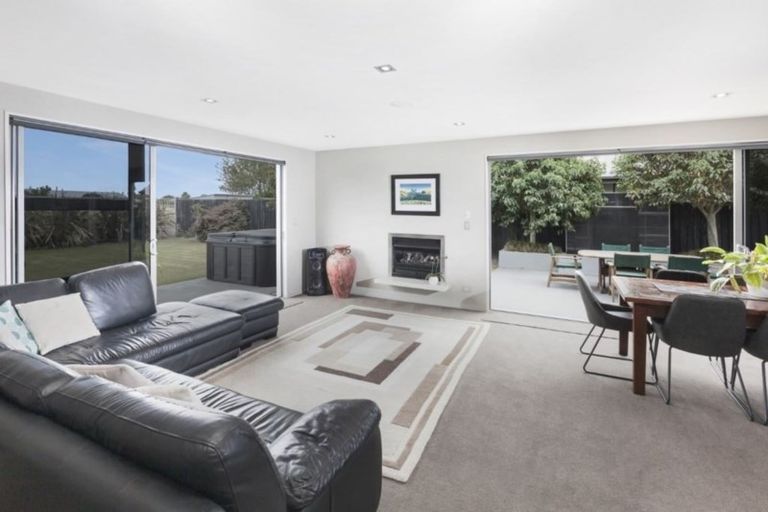 Photo of property in 31 Linkwater Way, Parklands, Christchurch, 8083