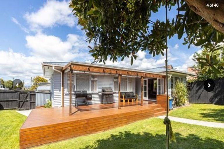 Photo of property in 102 Taikata Road, Te Atatu Peninsula, Auckland, 0610