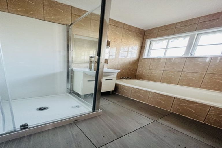 Photo of property in 422 Roscommon Road, Clendon Park, Auckland, 2103