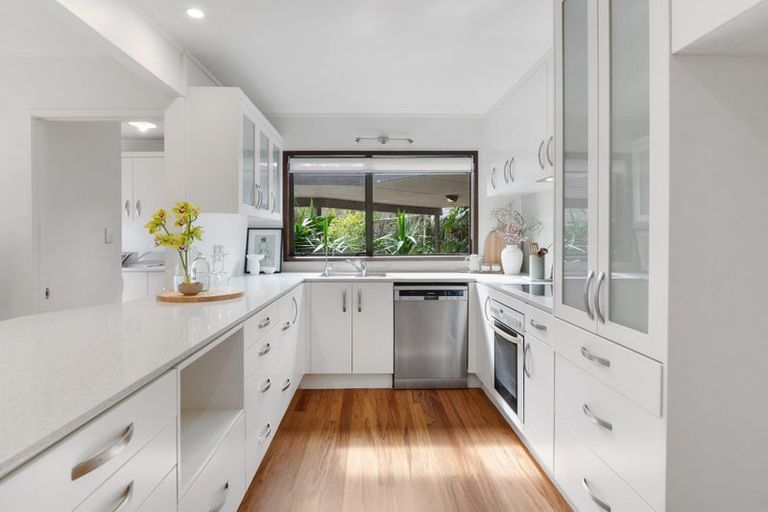 Photo of property in 33 Woodlands Crescent, Browns Bay, Auckland, 0630