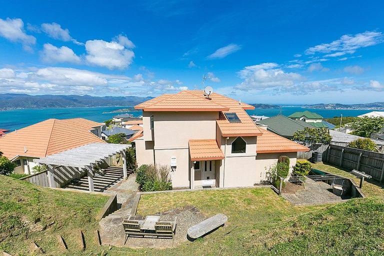 Photo of property in 5 Tamworth Crescent, Newlands, Wellington, 6037