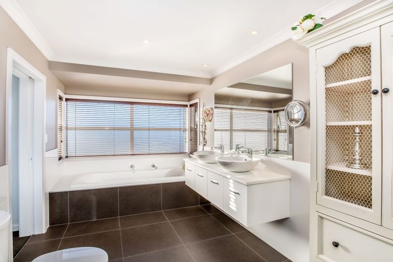 Photo of property in 17 Hinau Street, New Lynn, Auckland, 0600