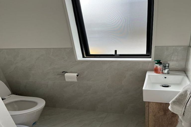 Photo of property in 17b Craigbank Avenue, New Lynn, Auckland, 0600