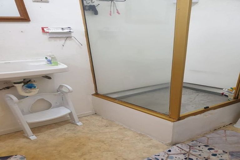 Photo of property in 2/940 East Coast Road, Northcross, Auckland, 0630