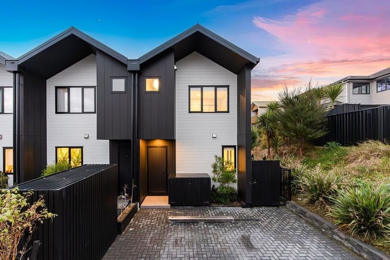 Photo of property in 2e Nerita Place, Long Bay, Auckland, 0630