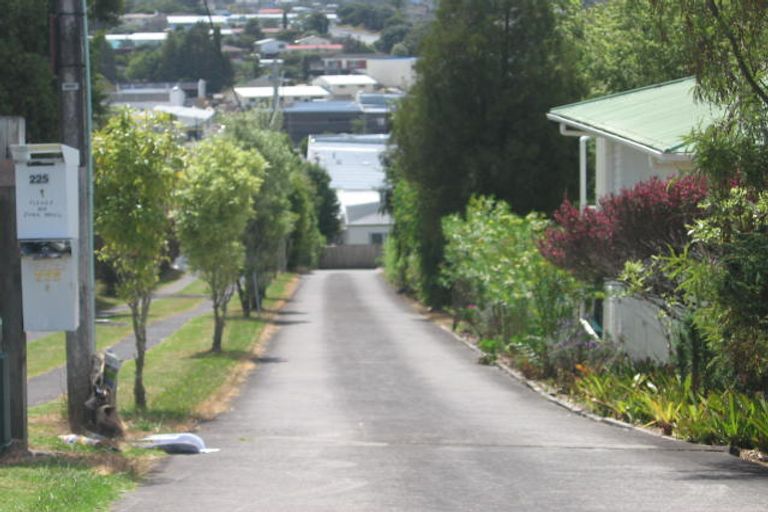 Photo of property in 3/225 Wairau Road, Totara Vale, Auckland, 0627