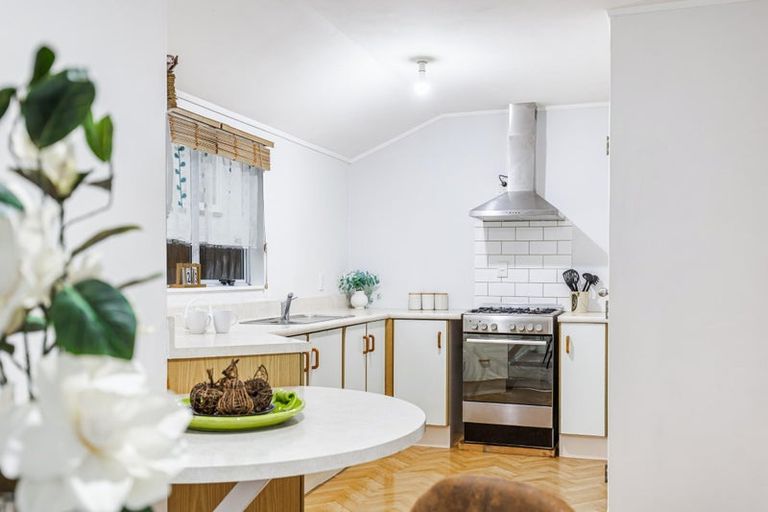 Photo of property in 5 Newington Road, Henderson, Auckland, 0612