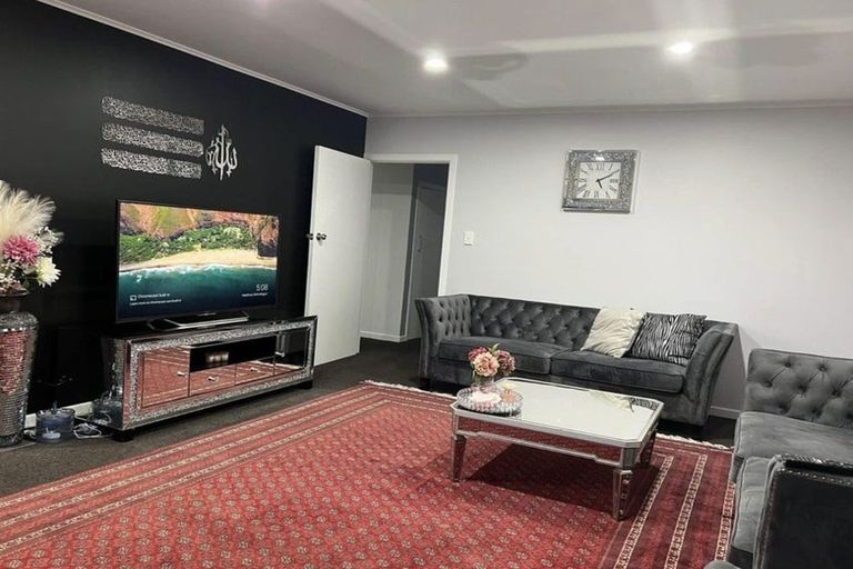 Photo of property in 2 Lowtherhurst Road, Massey, Auckland, 0614