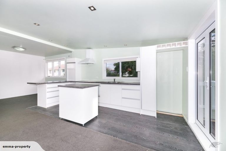 Photo of property in 5 Henderson Valley Road, Henderson, Auckland, 0612