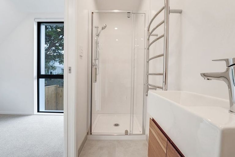 Photo of property in 2/11 Paramu Avenue, Birkdale, Auckland, 0626