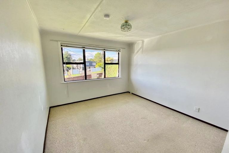 Photo of property in 24 School Road, Te Atatu South, Auckland, 0610
