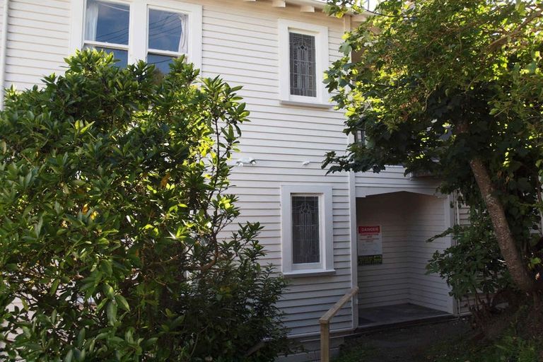 Photo of property in 24 Garden Road, Northland, Wellington, 6012