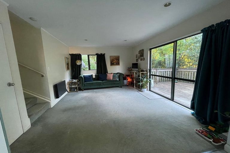 Photo of property in 4 Eastglen Road, Glen Eden, Auckland, 0602