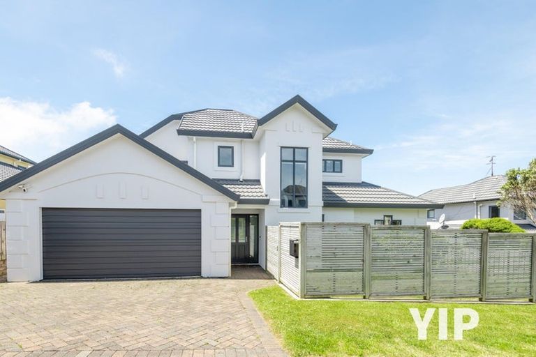 Photo of property in 5 Bennett Grove, Newlands, Wellington, 6037