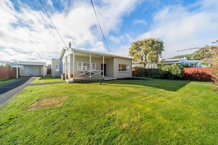 Photo of property in 4 Heretaunga Square, Silverstream, Upper Hutt, 5019