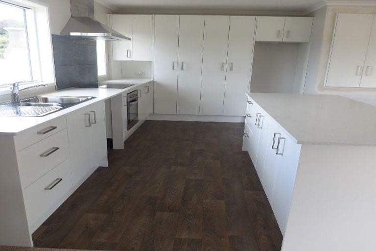 Photo of property in 28 Te Kauri Place, Helensville, 0800