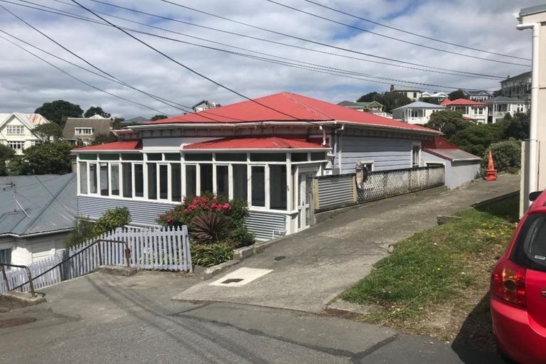 Photo of property in 35 Hankey Street, Mount Cook, Wellington, 6011