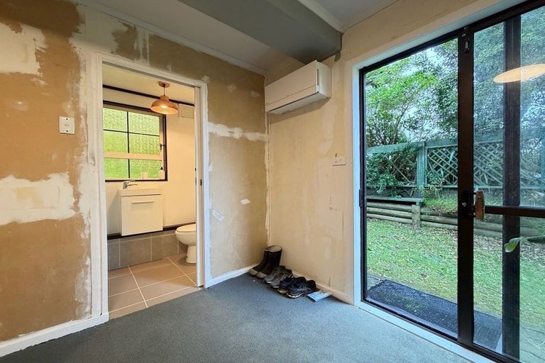 Photo of property in 98 Glanmire Road, Newlands, Wellington, 6037