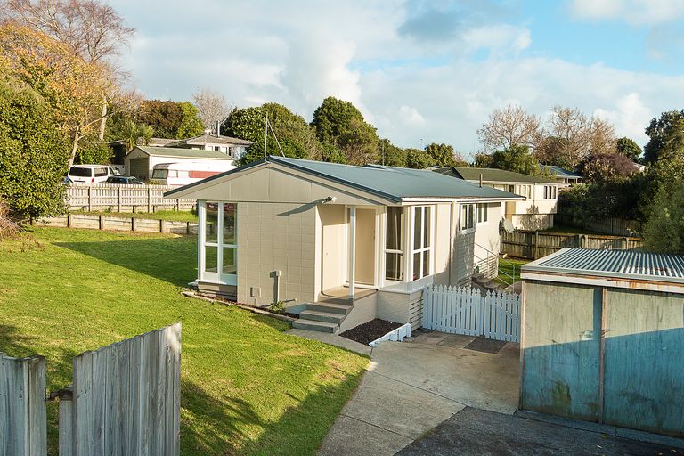 Photo of property in 1 Tawa Place, Waiuku, 2123
