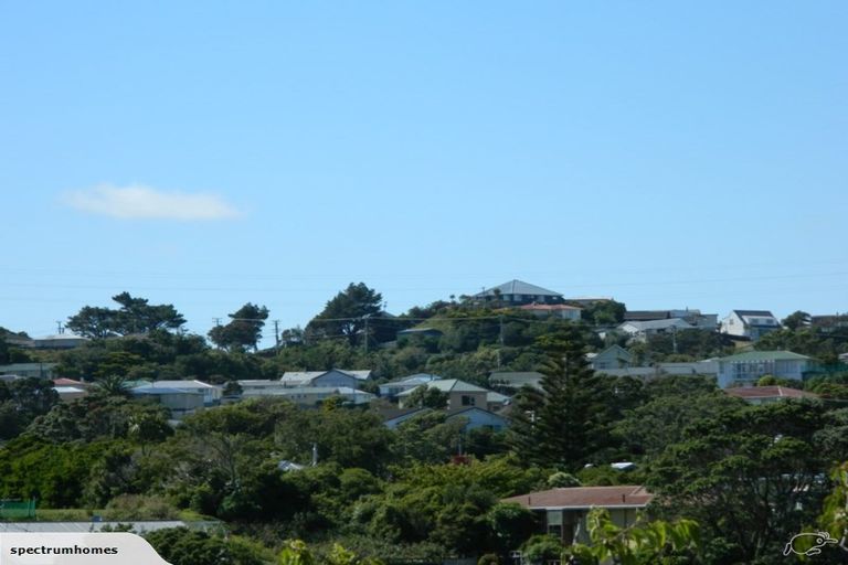 Photo of property in 3 Merritt Way, Newlands, Wellington, 6037