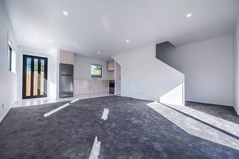 Photo of property in 4/17 Lowtherhurst Road, Massey, Auckland, 0614