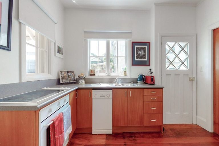 Photo of property in 17 Selwyn Terrace, Thorndon, Wellington, 6011
