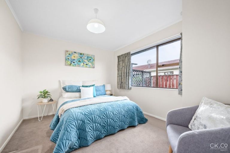 Photo of property in 17 King Charles Drive, Kingsley Heights, Upper Hutt, 5018