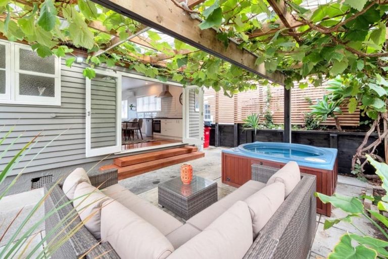 Photo of property in 19 Porter Crescent, Helensville, 0800