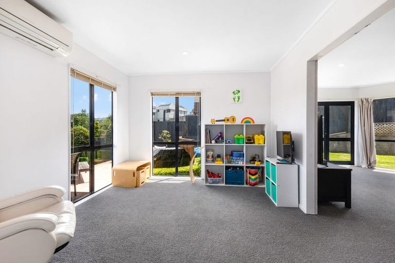 Photo of property in 6 Saunders Close, Whitby, Porirua, 5024