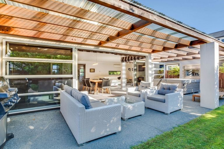 Photo of property in 17 Hinau Street, New Lynn, Auckland, 0600