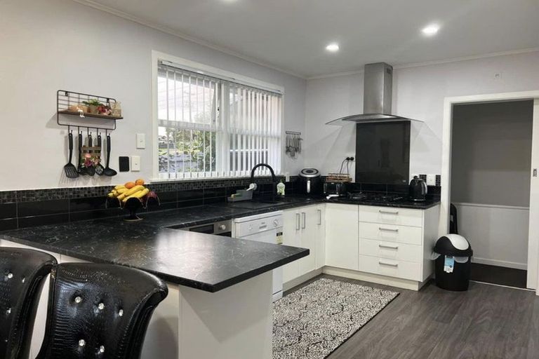 Photo of property in 2 Lowtherhurst Road, Massey, Auckland, 0614