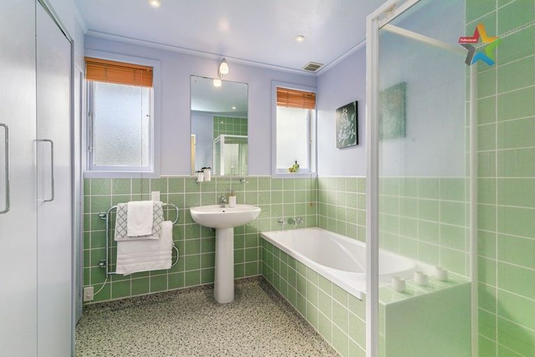 Photo of property in 30 Singers Road, Korokoro, Lower Hutt, 5012