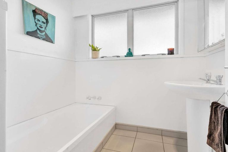 Photo of property in 2 Ashford Place, Havelock North, 4130