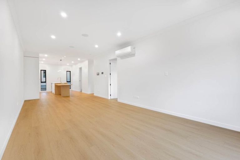 Photo of property in 69d Chivalry Road, Glenfield, Auckland, 0629