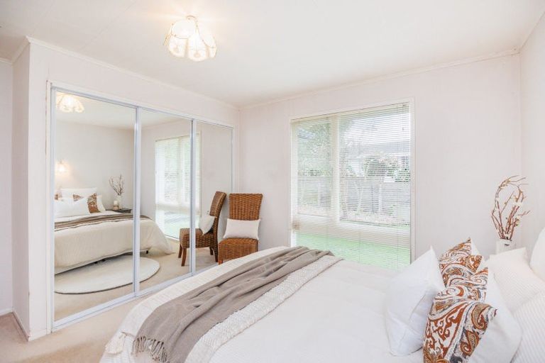 Photo of property in 17 Chilton Grove, Hokowhitu, Palmerston North, 4410