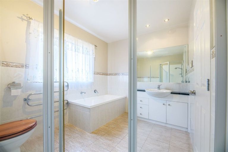 Photo of property in 39 Sapperton Drive, Henderson, Auckland, 0612