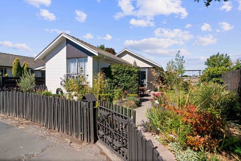 Photo of property in 37 Oakley Crescent, Hornby, Christchurch, 8042