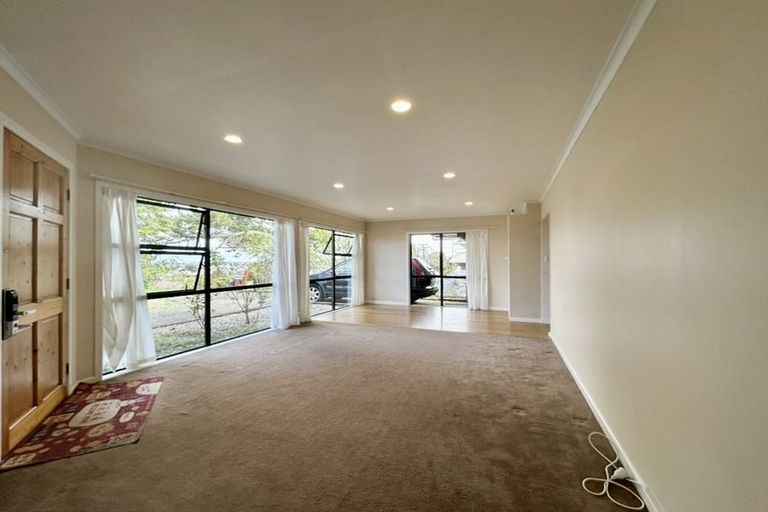 Photo of property in 1/136 Sunset Road, Unsworth Heights, Auckland, 0632