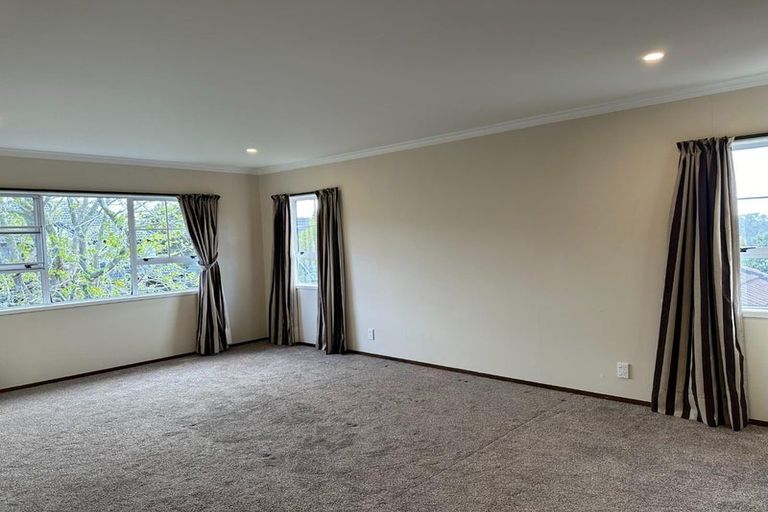 Photo of property in 11 Ravenstone Place, Chatswood, Auckland, 0626