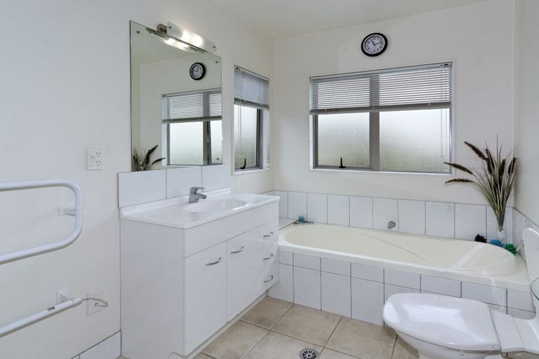 Photo of property in 25b Lucienne Drive, Ranui, Auckland, 0612