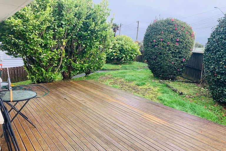 Photo of property in 1/21 Target Road, Totara Vale, Auckland, 0629
