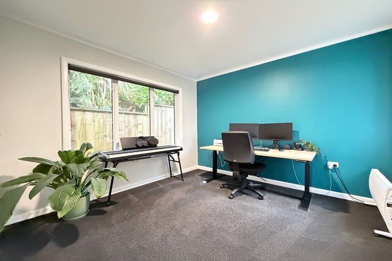 Photo of property in 98 Glanmire Road, Newlands, Wellington, 6037