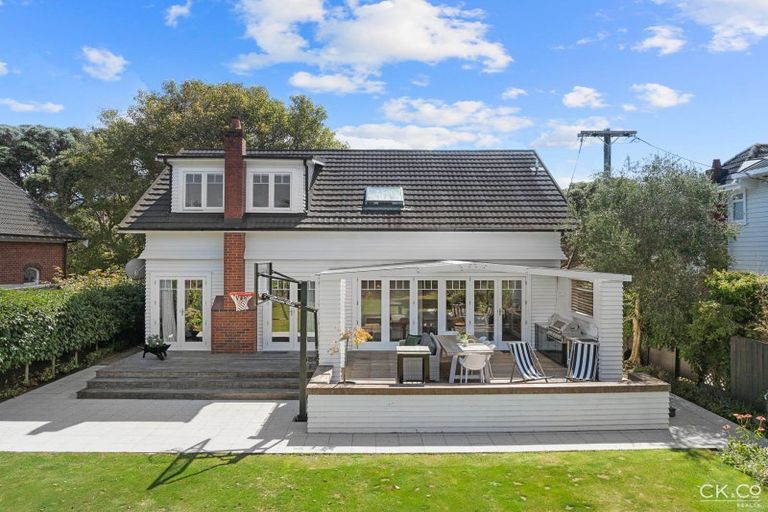 Photo of property in 16 Hinau Street, Woburn, Lower Hutt, 5010